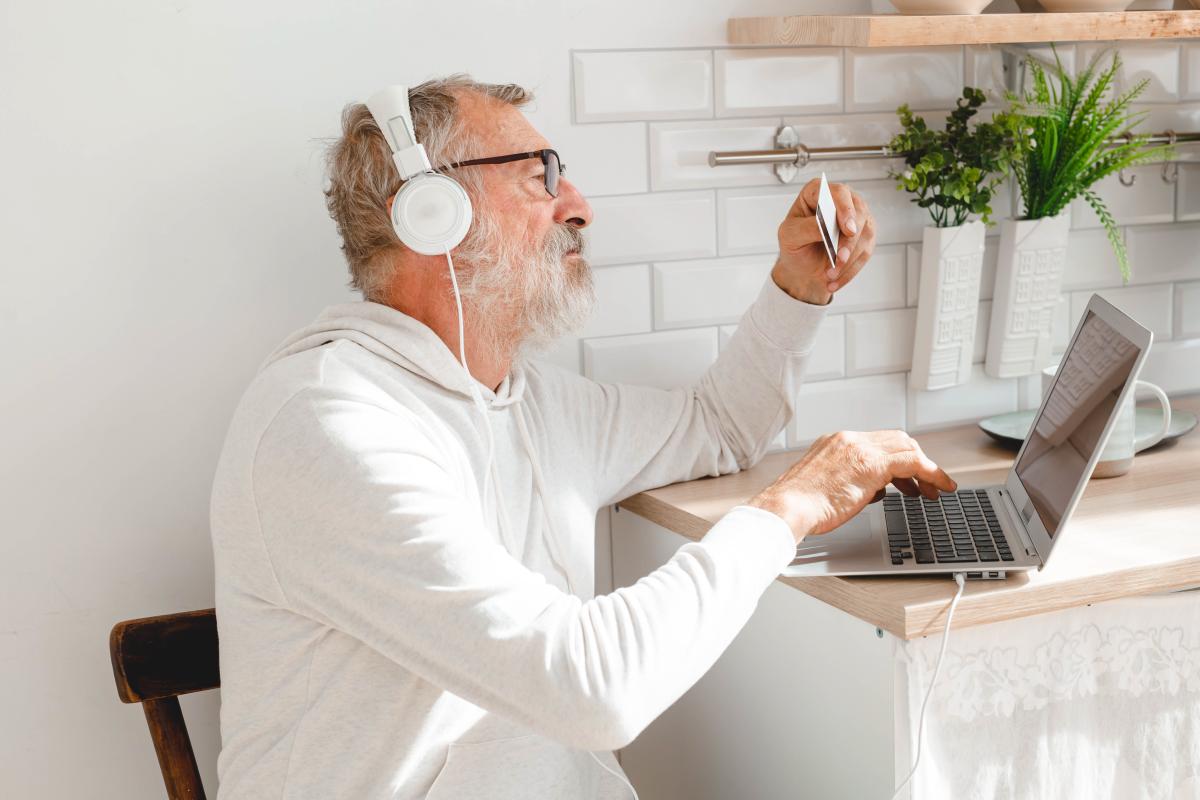 senior-elderly-man-at-laptop-paying-with-credit-ca-2022-03-09-03-05-56-utc.jpg